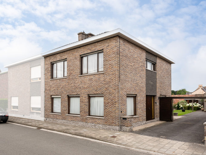 Op te frissen halfopen bebouwing met 4 slaapkamers