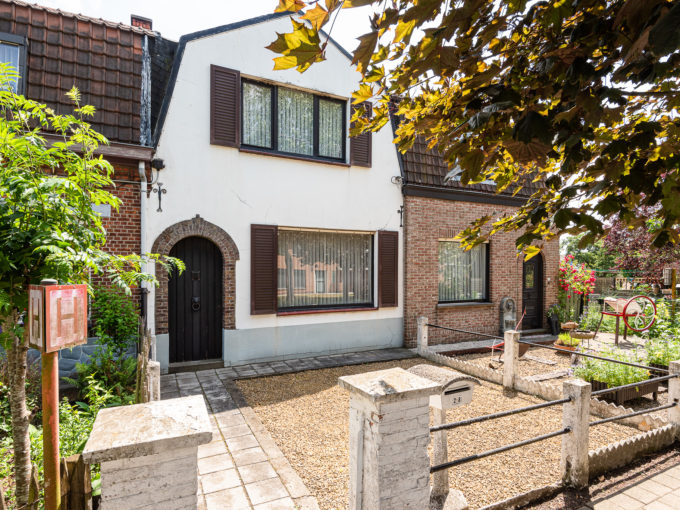 Te renoveren woning met mooie tuin