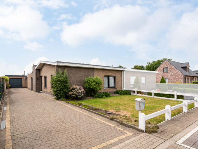 Op Te Frissen Halfopen Bebouwing Met Garage En Tuin