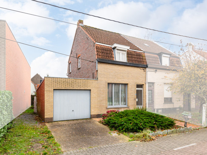 Op Te Frissen Woning Nabij Het Centrum Van Waarschoot