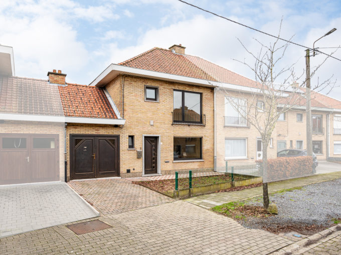 Op Te Frissen Woning Met 3 Slaapkamers, Garage En Tuin